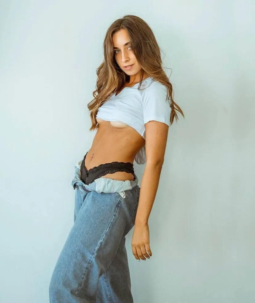 Souriante Laura
