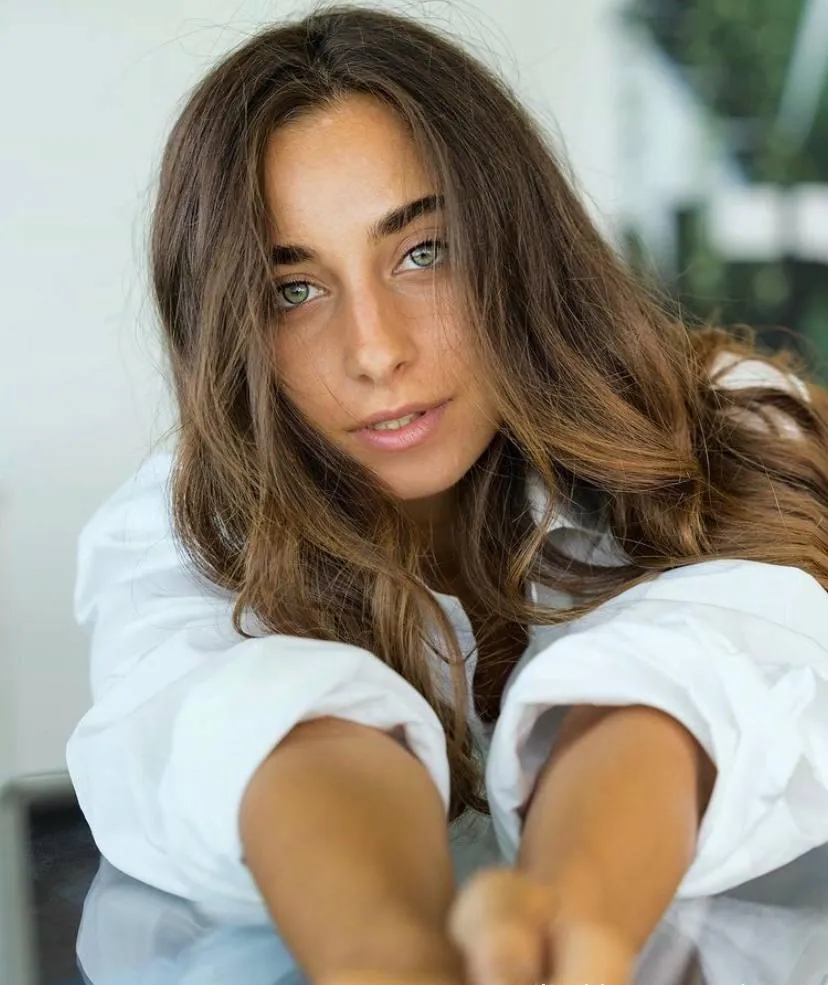 Souriante Laura